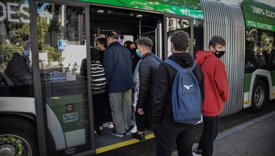 Komunikacja miejska w erze epidemii w Mediolanie /MATTEO CORNER /PAP/EPA