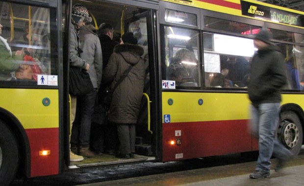 Komunikacyjny skandal w Warszawie. "Tragedia, ludzie się przepychają"