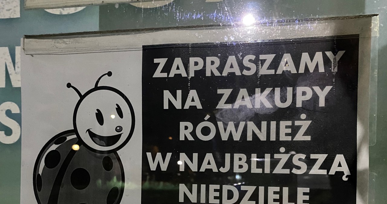 Komunikat o zakazie handlu, który można znaleźć na drzwiach wejściowych do sklepu Biedronka. /Przemysław Terlecki /INTERIA.PL