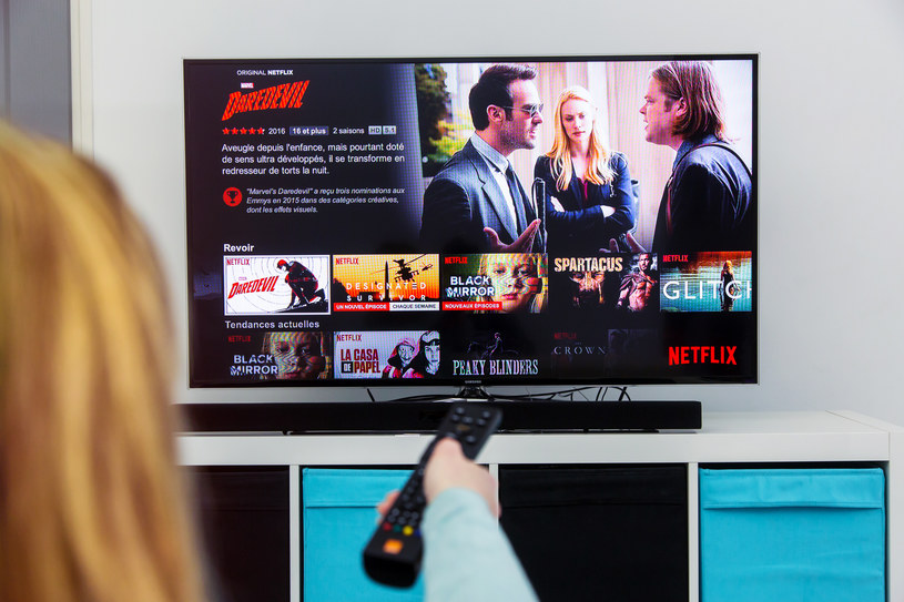 Komunikat "Twój telewizor nie należy do gospodarstwa domowego" to efekt nowej polityki platformy Netflix. /123RF/PICSEL