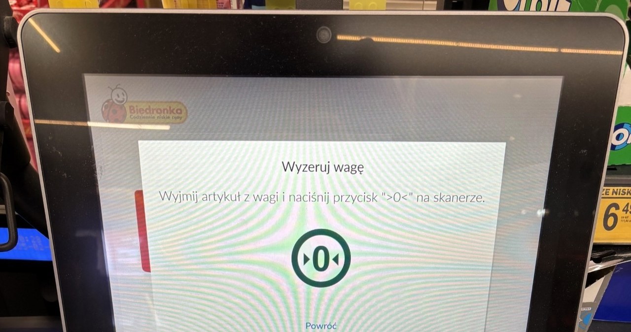Komunikat wyświetlany na kasie samoobsługowej w Biedronce dotyczący nieprawidłowego działania wagi. Na ekranie wskazane jest, co należy zrobić. /Przemysław Terlecki /INTERIA.PL
