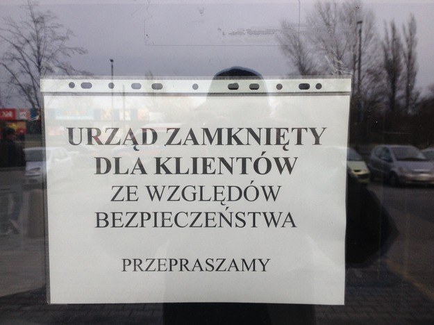 Komunikat wywieszony na drzwiach urzędu skarbowego na krakowskim Podgórzu / Maciej Grzyb, RMF FM /RMF FM