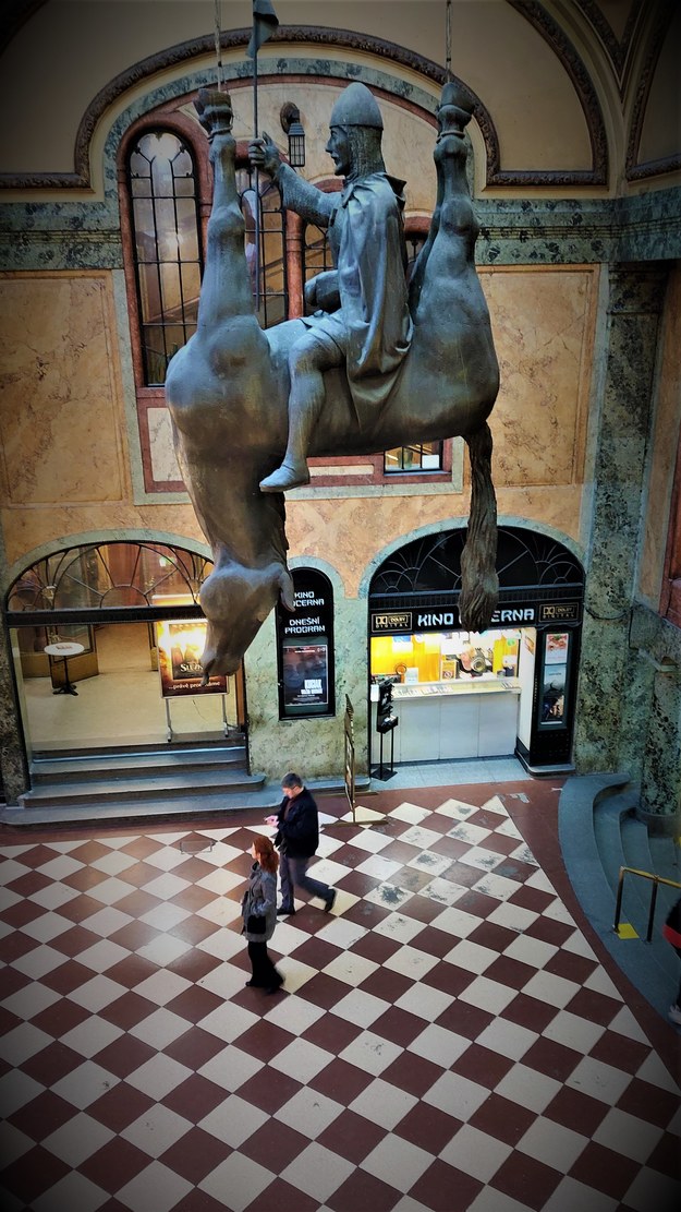 Koń (cz. Kůň) – rzeźba czeskiego artysty Davida Černego z 1999 roku, eksponowana w Pradze w Pałacu Lucerna przy Placu Wacława 38. /Bogdan Zalewski /RMF24