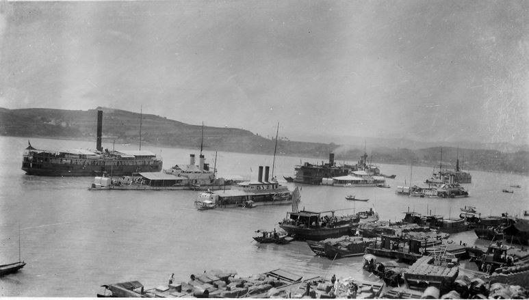 Koncentracja brytyjskiego zespołu w Inchan po operacji odbicia parowców /Royal Navy /INTERIA.PL/materiały prasowe