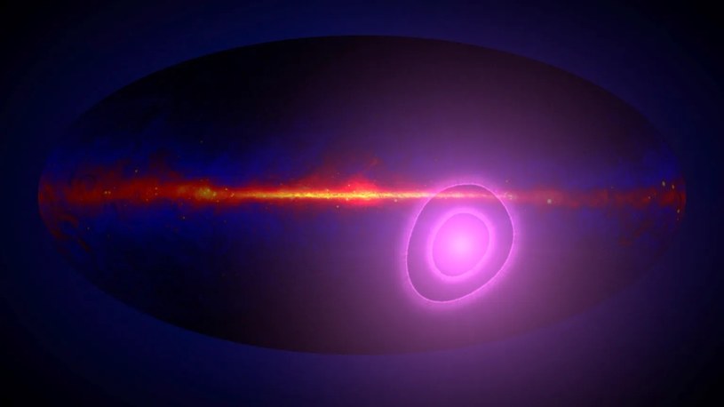 Koncepcja artysty przedstawia całe niebo w promieniach gamma z purpurowymi okręgami ilustrującymi niepewność co do kierunku, z którego wydaje się docierać więcej wysokoenergetycznych promieni gamma niż przeciętnie. /NASA’s Goddard Space Flight Center /domena publiczna