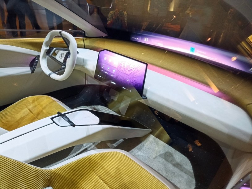 Koncept BMW zaskakuje nie tylko wyglądem zewnętrznym. Stylizacja kabiny jest równie kosmiczna. /fot. SM /INTERIA.PL