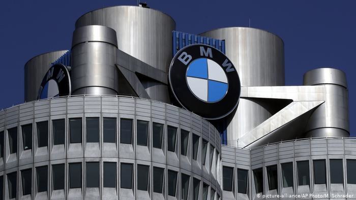 Koncern BMW już wcześniej zapowiadał restrukturyzację, której ofiarą padną też miejsca pracy /picture-alliance/AP Photo/M. Schrader /Deutsche Welle