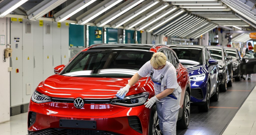 Koncern Volkswagen oświadczył w środę, że rezygnuje z projektu wybudowania tak zwanej gigafabryki na potrzeby samochodów elektrycznych w Czechach /JAN WOITAS / DPA /AFP