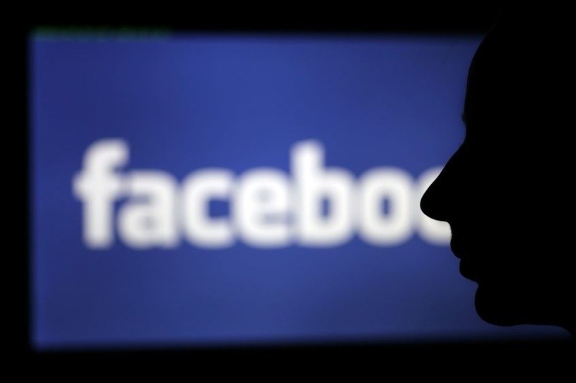 Koncerny farmaceutyczne omijają regulamin Facebooka /AFP
