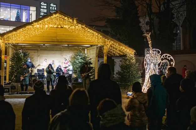 Koncert kolęd w szopce bożonarodzeniowej w Lublinie (zdjęcie z 14.12.2021) /Bartłomiej Wójtowicz /PAP