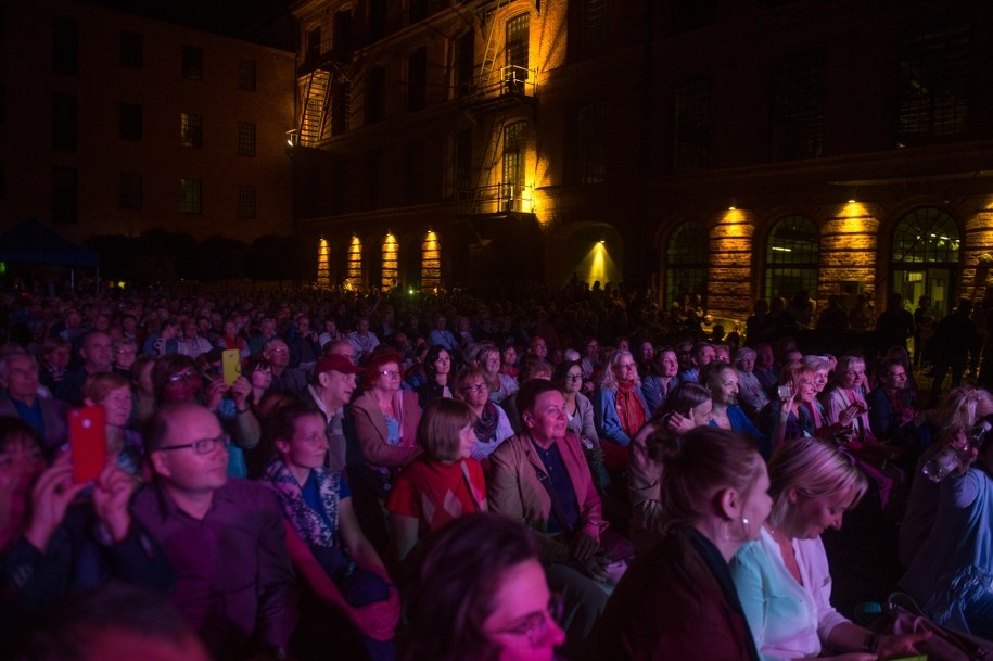 Koncert z cyklu Geyer Music Factory na dziedzińcu Białej Fabryki - siedzibie Centralnego Muzeum Włókiennictwa /Grzegorz Michałowski /PAP