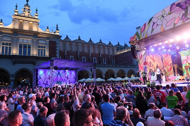 Koncerty finałowe Festiwalu Zaczarowanej Piosenki odbywają się na Rynku Głównym w Krakowie / 	Jacek Bednarczyk    /PAP