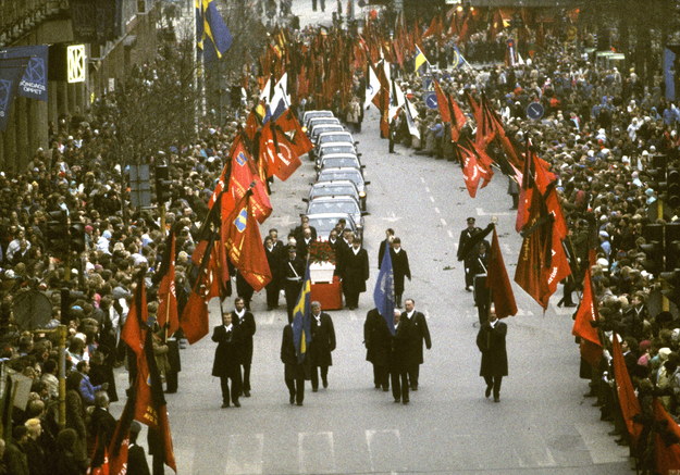 Kondukt pogrzebowy premiera Szwecji Olofa Palmego. 15 marca 1986 roku spoczął on na cmentarzu Adolf Fredrikskyrkogard /	TT NEWS AGENCY /PAP/EPA