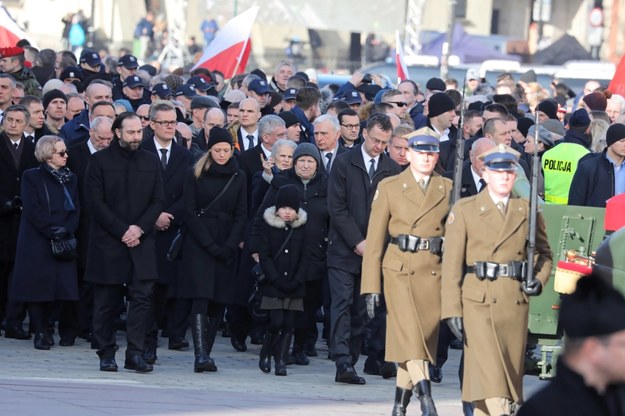 Kondukt pogrzebowy w drodze na pl. Krasińskich przed Pomnik Powstania Warszawskiego / 	Tomasz Gzell    /PAP