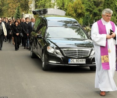 Kondukt żałobny poprowadził ksiądz Andrzej Luter. "Był w jego twórczości i w nim jakiś pesymizm" - mówił o zmarłym reżyserze duchowny.