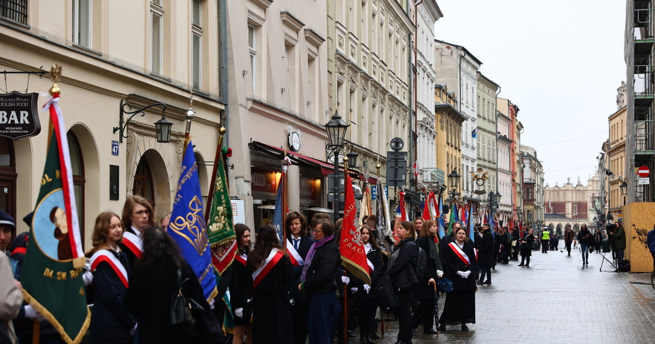 Kondukt żałobny przeszedł ulicami Krakowa /AKPA