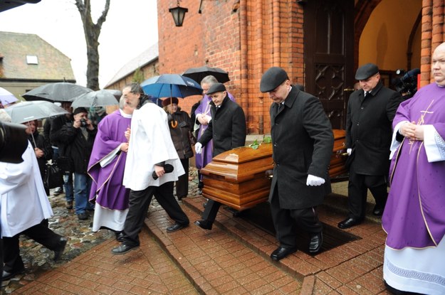 Kondukt żałobny wychodzi z katedry pw. Jana Chrzciciela /Marcin Bielecki /PAP