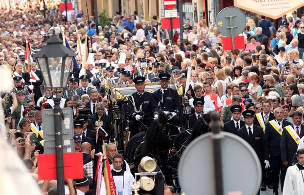 Kondukt żałobny z trumną kardynała Franciszka Macharskiego idzie ulicą Grodzką do Katedry na Wawelu /Stanisław Rozpędzik /PAP