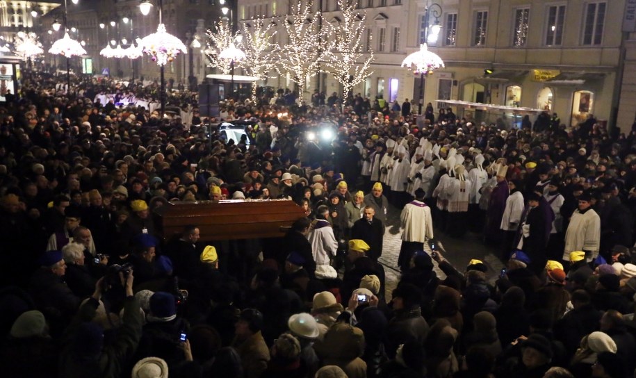 Kondukt żałobny z trumną z ciałem prymasa Polski kard. Józefa Glempa wyrusza z kościoła Świętego Krzyża na Krakowskim Przedmieściu do archikatedry warszawskiej św. Jana Chrzciciela na Starym Mieście /Tomasz Gzell /PAP