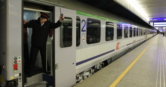 Konduktorzy dają sygnał do odjazdu po zakończeniu dwugodzinnego strajku na Dworcu Warszawa Centralna, 25 stycznia /Radek Pietruszka /PAP