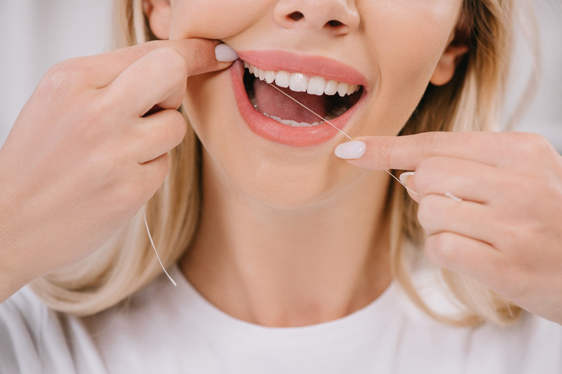 Kondycja zębów i jamy ustnej wpływa na zdrowie całego organizmu. Jeśli nie nitkujesz zębów, warto to zmienić, bo sama szczoteczka nie wystarczy /123RF/PICSEL