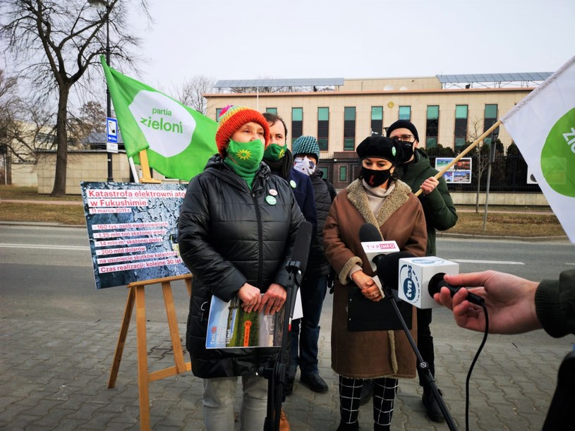 Konferencja Partii Zielonych przed ambasadą Japonii w Warszawie. /Partia Zieloni
