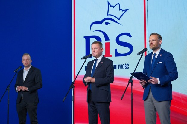 Konferencja PiS ws. decyzji PKW: w środku przewodniczący KP PiS Mariusz Błaszczak, z lewej ekspert KP PiS Mateusz Kurzejewski, z prawej poseł Zbigniew Bogucki. /Mateusz Marek /PAP/EPA