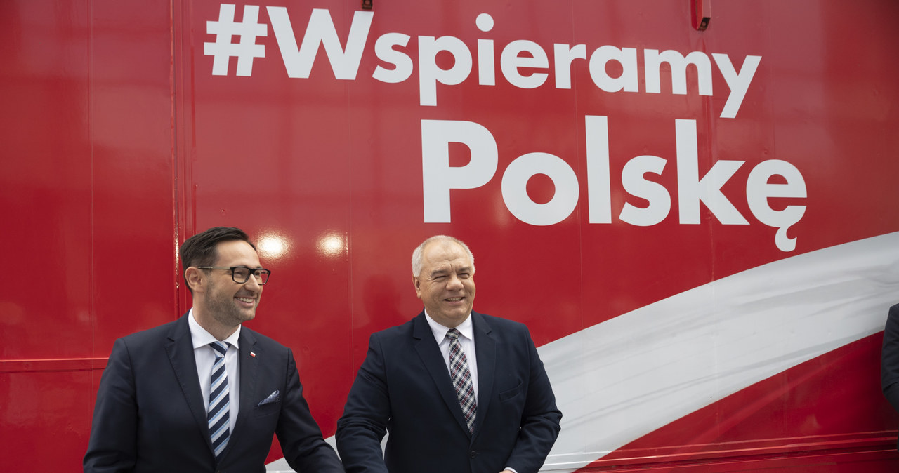 Konferencja PKN Orlen, kampania #WspieramyPolskę (od lewej: Daniel Obajtek, prezes PKN Orlen oraz Jacek Sasin, wicepremier i minister aktywów państwowych). /materiały prasowe