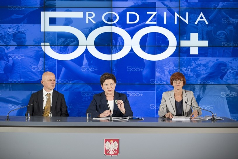 Konferencja  podsumowująca pierwszy etap programu "Rodzina 500 plus". N/z minister finansów Paweł Szałamacha, premier Beata Szydło oraz minister rodziny, pracy i polityki społecznej Elżbieta Rafalska; zdj. arch. /A. iwańczuk /Reporter