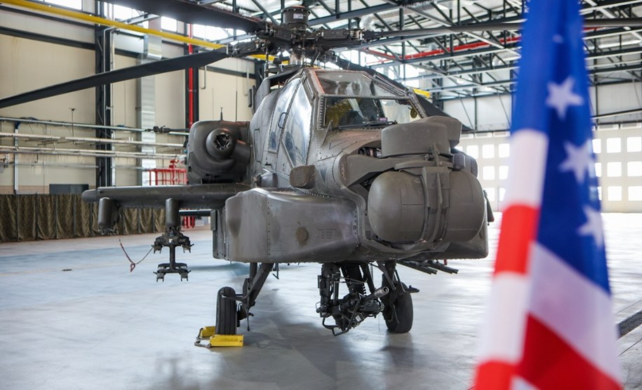 Konferencja prasowa dot. przyjęcia śmigłowców szturmowych AH-64D Apache; maszyny trafią do wyposażenia Sił Zbrojnych RP w ramach umowy leasingowej /Mikołaj Kuras /PAP