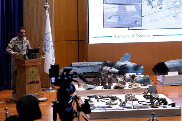 Konferencja prasowa, na której zostały zaprezentowane pozostałości dronów i pocisków, które pozostały na terenie ataków /STRINGER /PAP/EPA