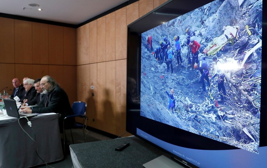 Konferencja prasowa ojca Andreasa Lubitza /PAP/EPA/Felipe Trueba /PAP/EPA