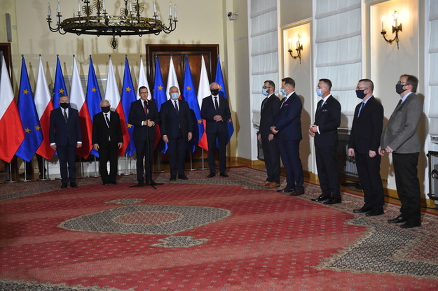 Konferencja prasowa premiera Mateusza Morawieckiego (w tle,C) dot. informacji na temat planowanych zmian w składzie Rady Ministrów w siedzibie KPRM w Warszawie / 	Radek Pietruszka   /PAP