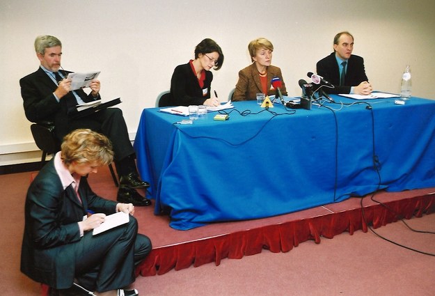 Konferencja prasowa w 2002 roku Danuty Hubner, po prawej stronie Jarosław Pietras wiceszef UKIE, po lewej rzeczniczka prasowa Ewa Haczyka. Na schodkach siedzi Katarzyna Szymańska – Borginon, dziennikarka RMF FM /Archiwum prywatne