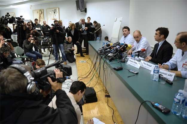 Konferencja prasowa w szpitalu w Grenoble /AFP