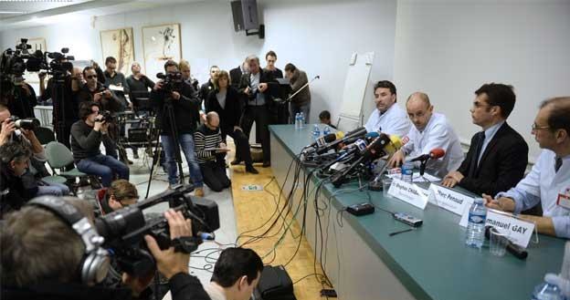 Konferencja prasowa w szpitalu w Grenoble /AFP