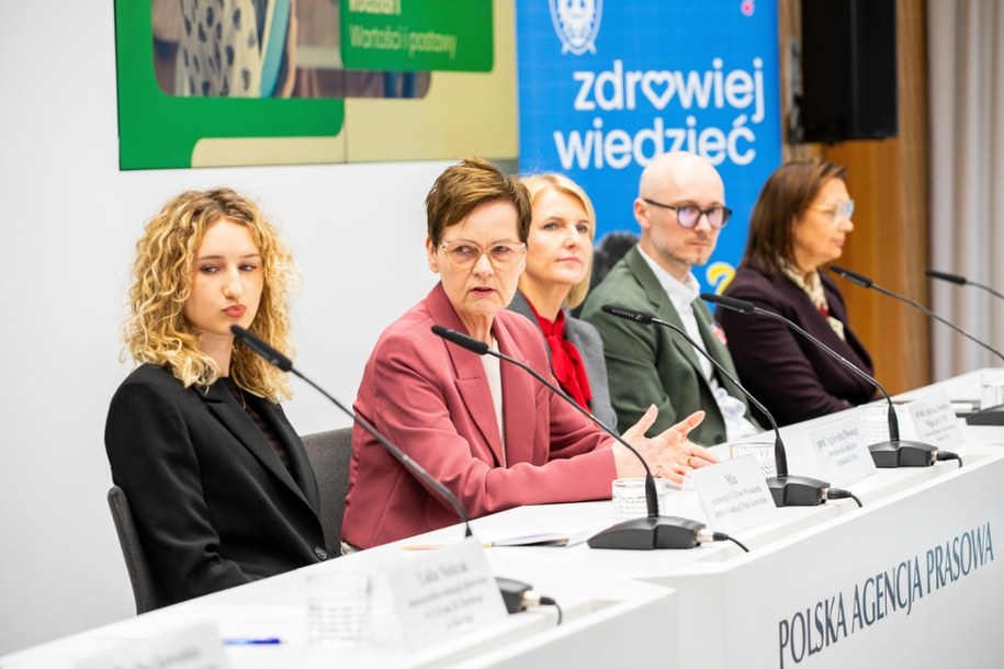 Konferencja prasowa w związku z premierą podręcznika do edukacji zdrowotnej. /Krzysztof Ćwik /PAP