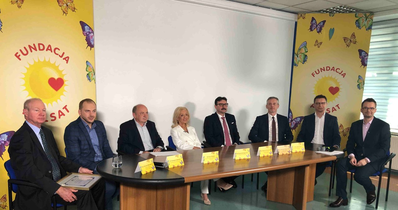 Konferencja w GZCD 20.06, od lewej: Profesor Richard Mainwaring - Stanford Medicine Children's Hospital, Dr Grzegorz Zalewski – Oddział Kardiochirurgii Dziecięcej, Dr Piotr Stanek - Kierownik Oddziału Kardiochirurgii Dziecięcej, Krystyna Aldridge-Holc – Prezes Fundacji Polsat, Prof. Mariusz Kuśmierczyk  - Krajowy konsultant ds. kardiochirurgii, Profesor Wojciech Wojakowski – Prorektor SUM ds. współpracy międzynarodowej i promocji uczelni,
Prof. Jacek Kusa – Kierownik Oddziału Kardiologii Dziecięcej, Bartosz Kwiatek  - prowadzący spotkanie gospodarz programu Jesteśmy dla dzieci /materiały promocyjne