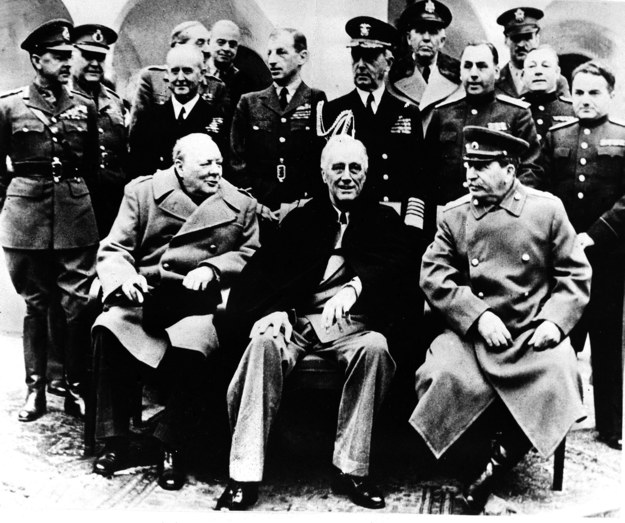 Konferencja w Jałcie, luty 1945. Nz. od lewej: premier Wielkiej Brytanii Winston Churchill, prezydent USA Franklin Delano Roosevelt, przywódca ZSRR Józef Stalin /CAF /PAP