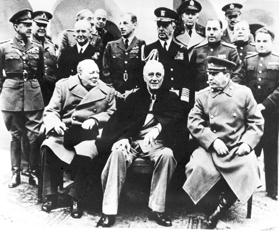 Konferencja w Jałcie, luty 1945. Nz. od lewej: premier Wielkiej Brytanii Winston Churchill, prezydent USA Franklin Delano Roosevelt, przywódca ZSRR Józef Stalin /CAF /PAP