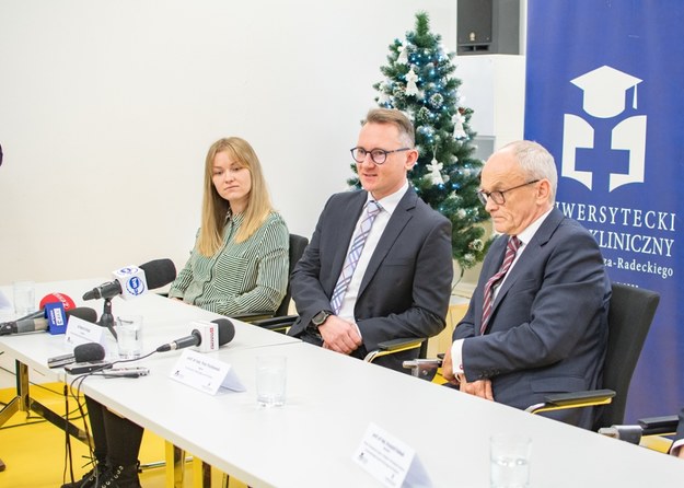 Konferencja  w Uniwersyteckim Szpitalu Klinicznym we Wrocławiu. Pierwsza z lewej: mama chłopca Anna Korytkowska. /materiały prasowe/materiały zewnętrzne /