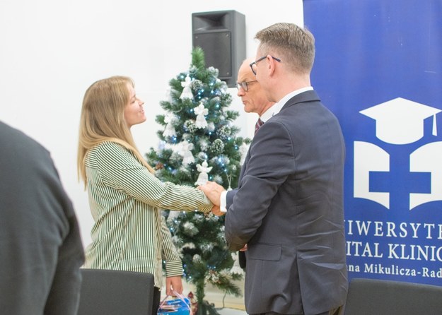 Konferencja  w Uniwersyteckim Szpitalu Klinicznym we Wrocławiu. Pierwsza z lewej: mama chłopca Anna Korytkowska. /materiały prasowe/materiały zewnętrzne /