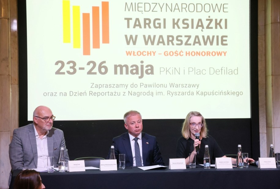 Konferencja zapowiadająca targi. Na zdjęciu - dyrektor targów Jacek Oryl, Roman Shepelyak z Ambasady Ukrainy, Izabela Jasińska ze stołecznego ratusza /Wojciech Olkuśnik /East News