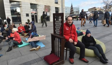 Konfesjonał przed galerią w Krakowie