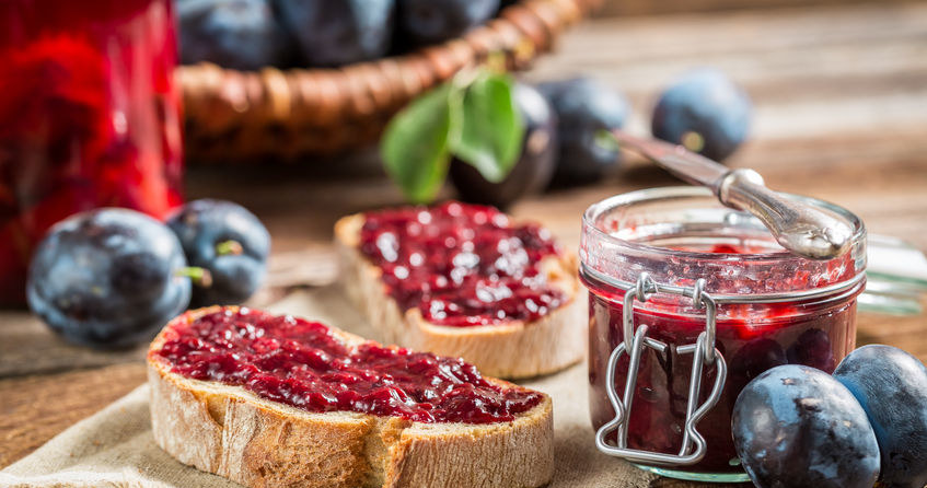 Konfitura śliwkowa wybornie smakuje z tostami, goframi czy naleśnikami /123RF/PICSEL