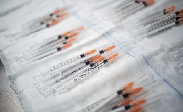 Konflikt na linii premier - minister zdrowia. Chodzi o chińskie szczepionki 