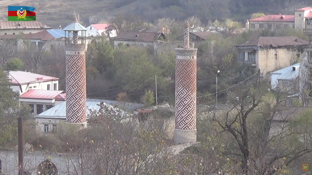 Konflikt o Górski Karabach trwa. Zdjęcie zrobione z materiału filmowego udostępnionego na oficjalnej stronie internetowej Ministerstwa Obrony Azerbejdżanu. Fotografia przedstawia widok miasta Shushi (inna pisownia Shusha) po przejęciu przez armię azerbejdżańską