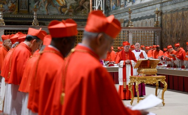 Konfrontacja na konklawe. Są przecieki z Watykanu
