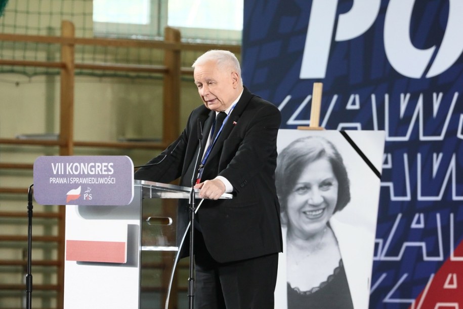 Kongres Prawa i Sprawiedliwosci z udzialem prezesa PiS Jaroslawa Kaczynskiego, w tle zdjęcie Barbary Skrzypek /Dawid Wolski/East News /East News