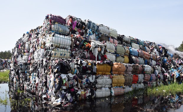 Koniec akcji gaszenia pożaru na składowisku tekstyliów w Kamieńcu 